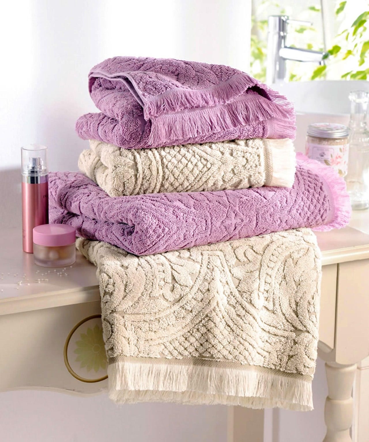 Drap de bain en éponge pur coton jacquard ciselé.