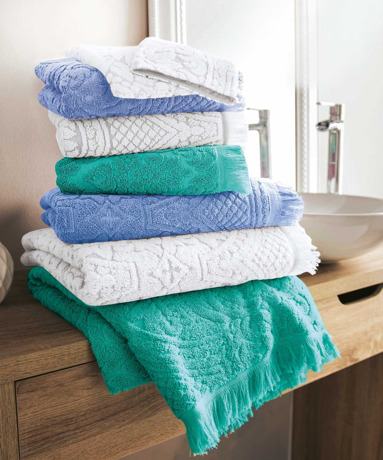 Drap de bain en éponge pur coton jacquard ciselé.