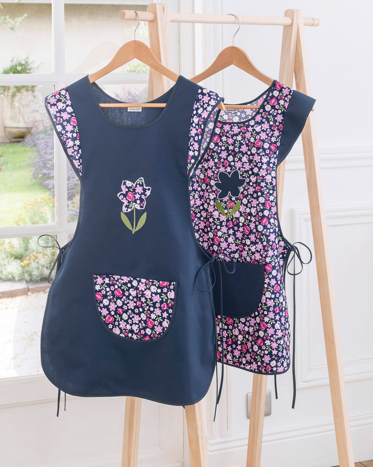 Lot de 2 tabliers chasuble uni et fleuri.