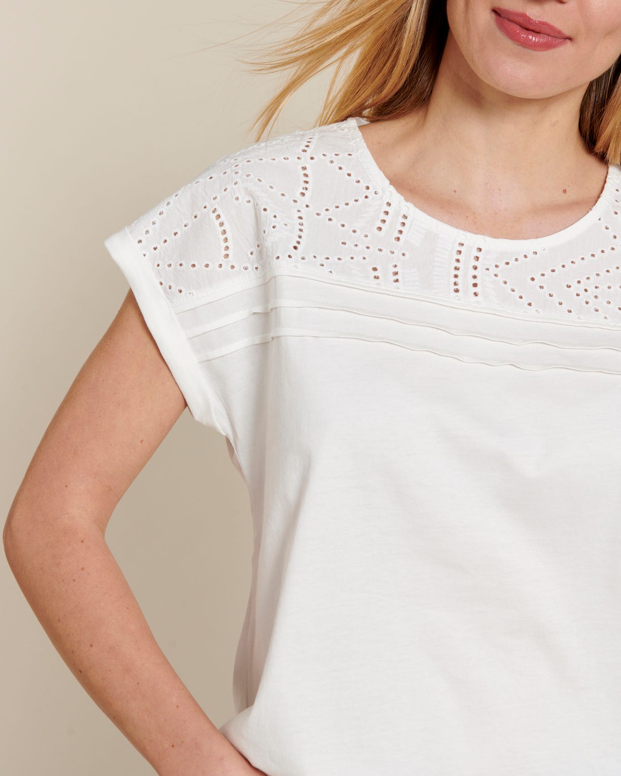 Tee-shirt détails broderie anglaise