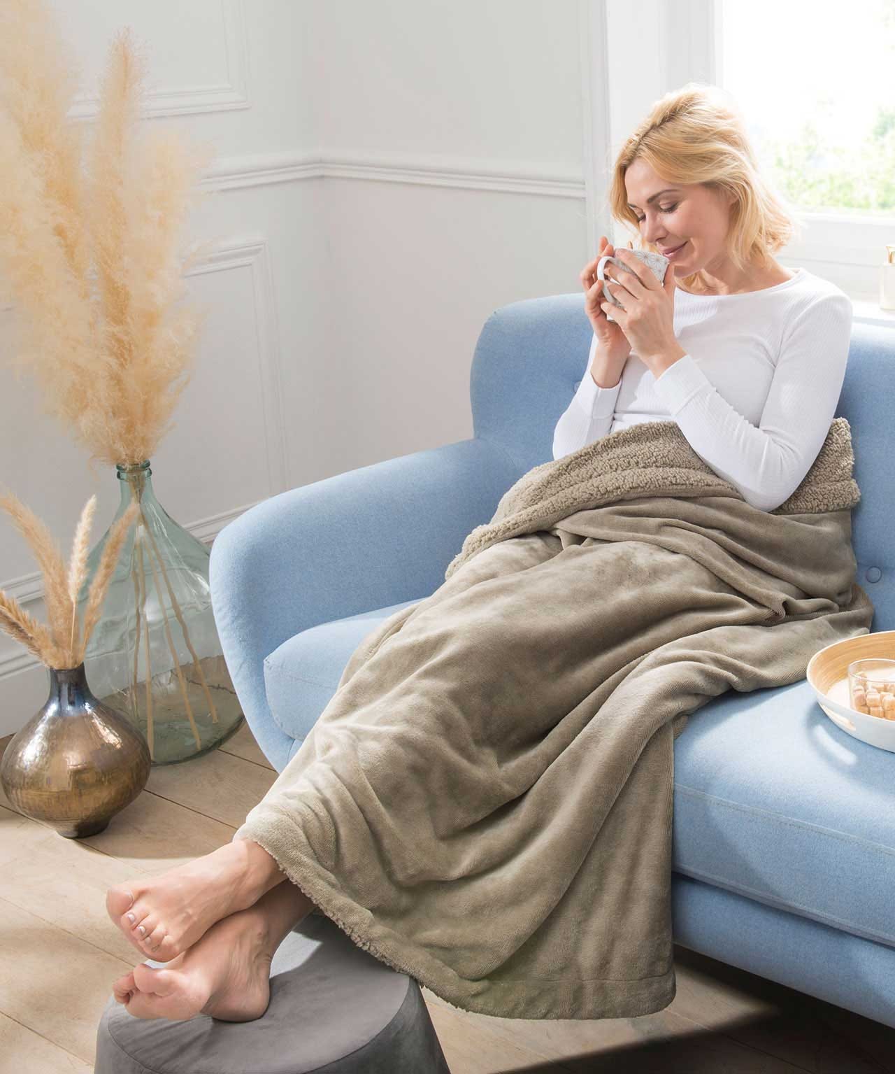 Plaid réversible maille microfibre/maille moutonnée