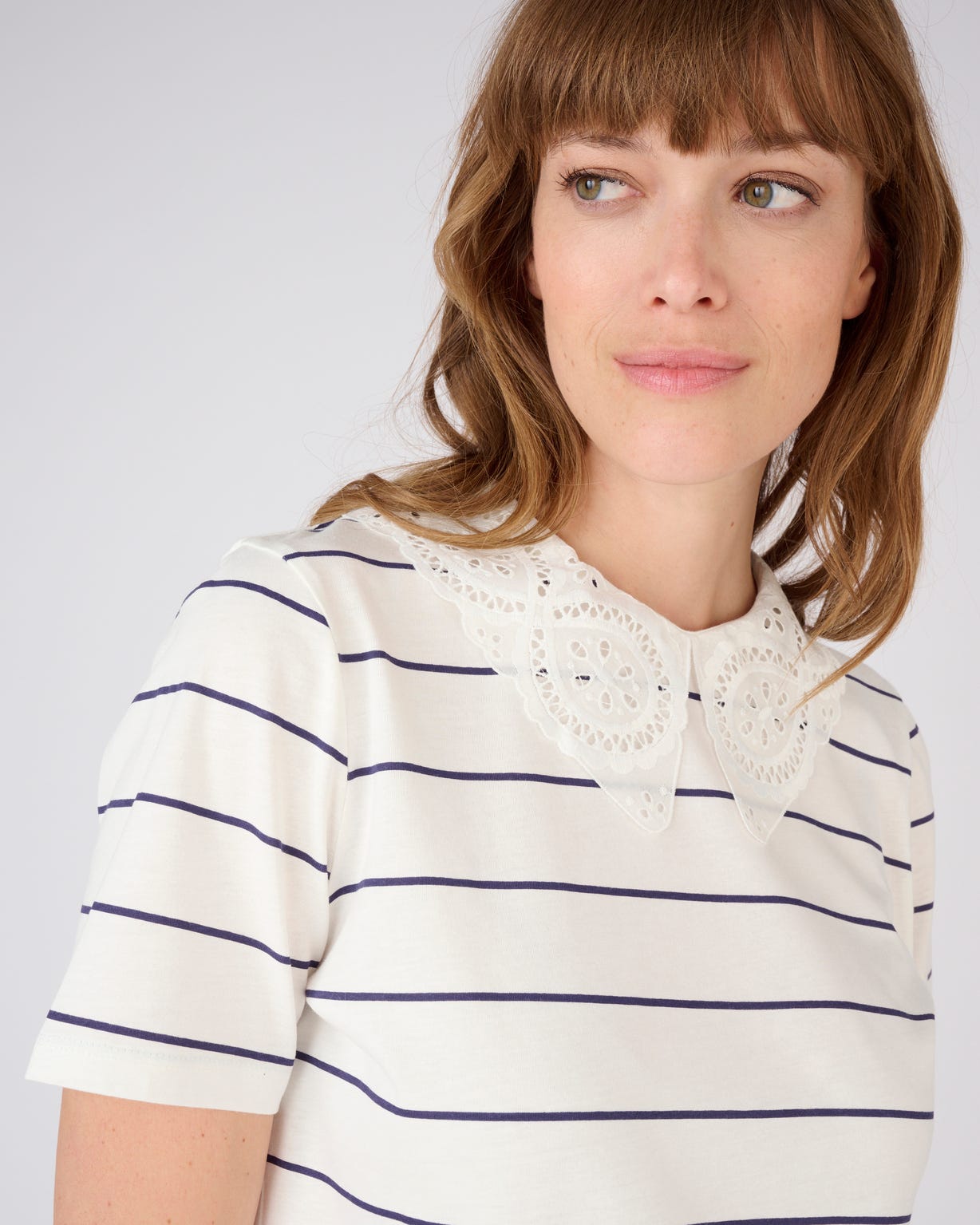 Tee-shirt col broderie anglaise