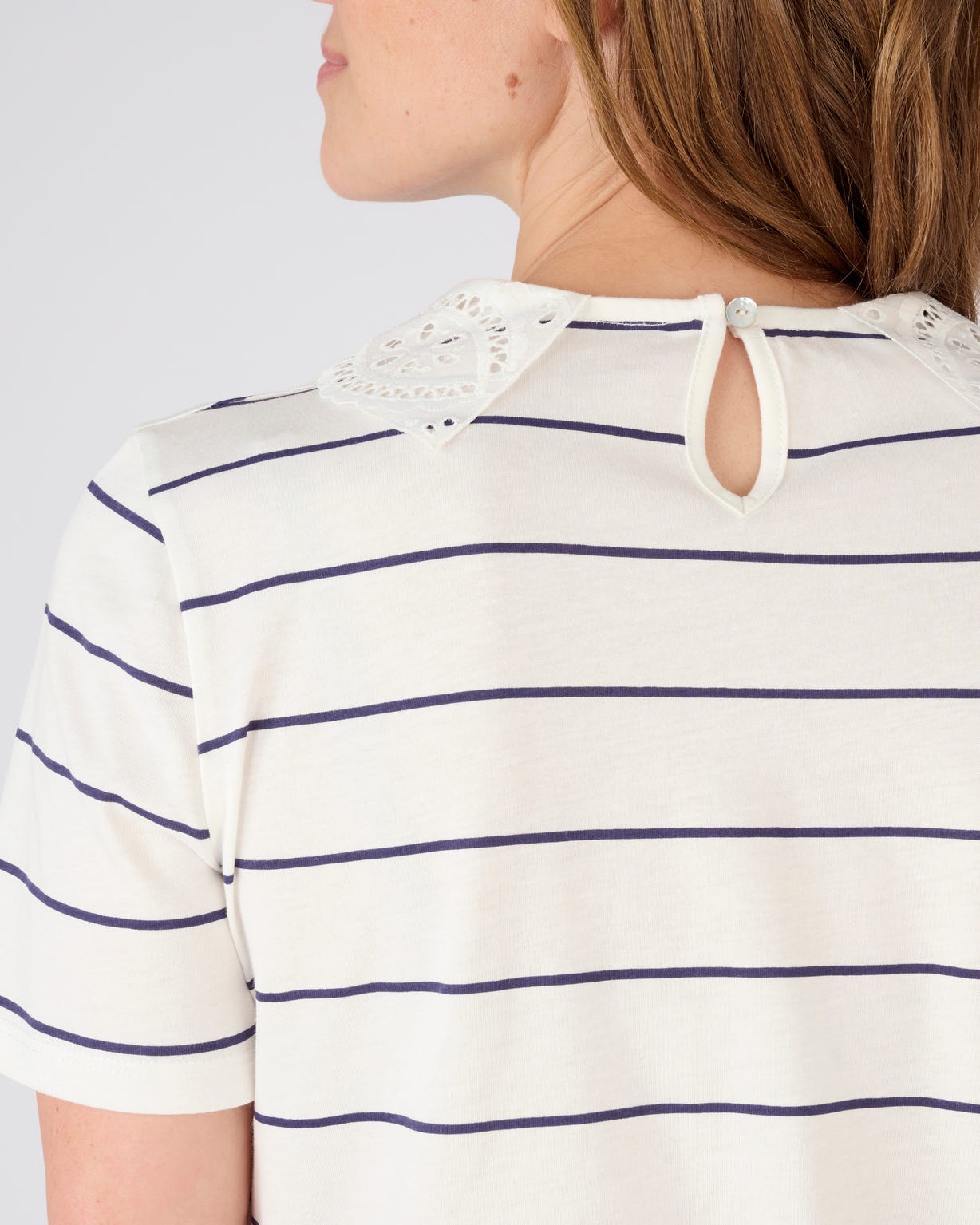 Tee-shirt col broderie anglaise
