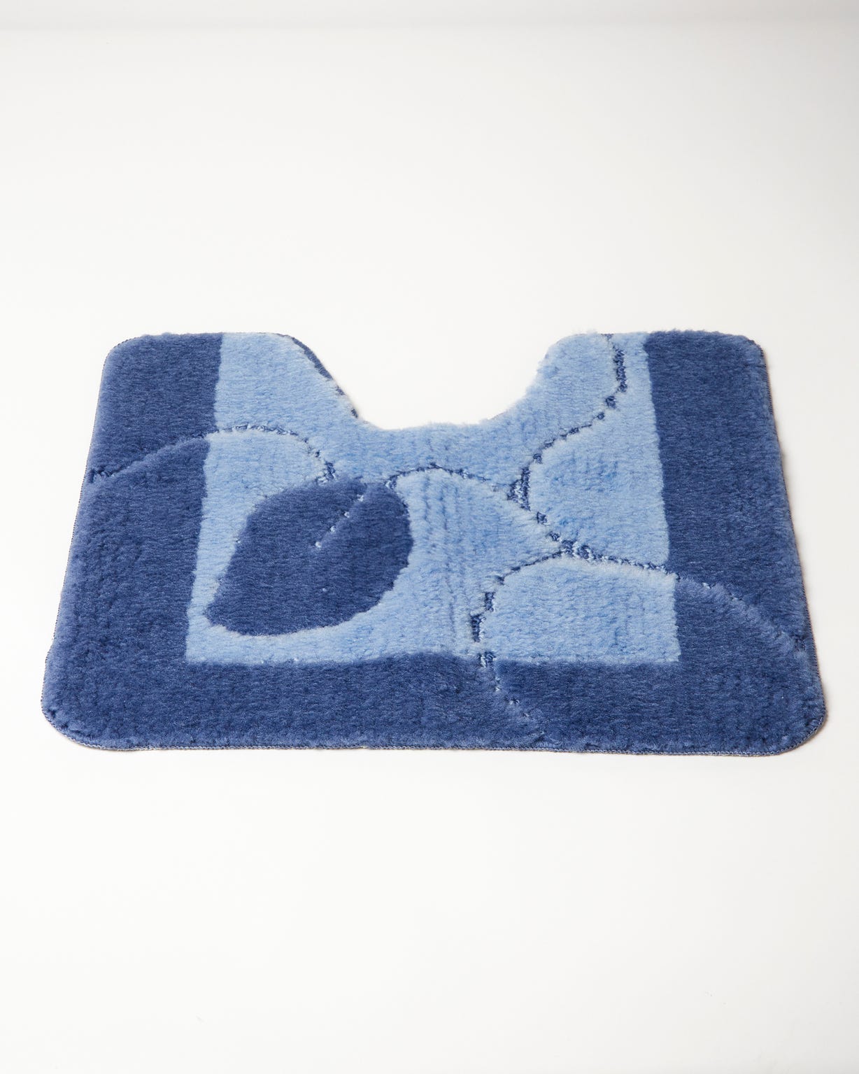 Tapis de bain motif feuilles.