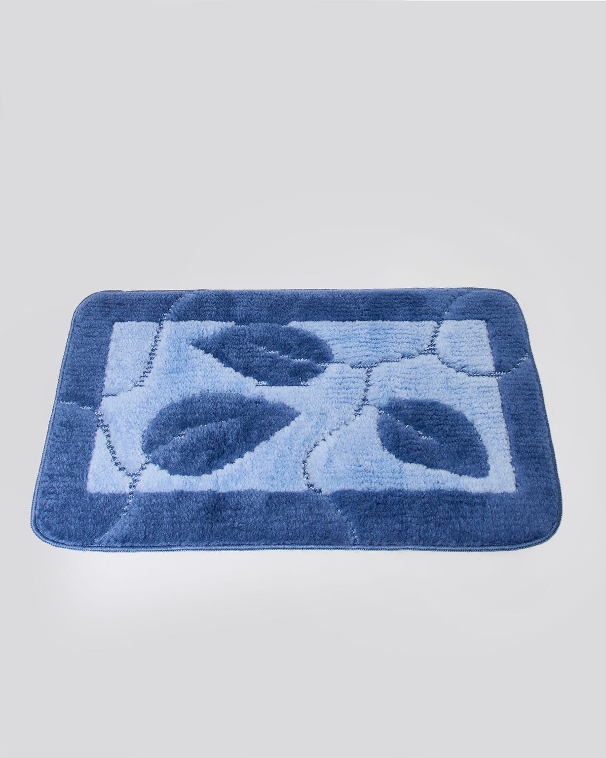 Tapis de bain motif feuilles.