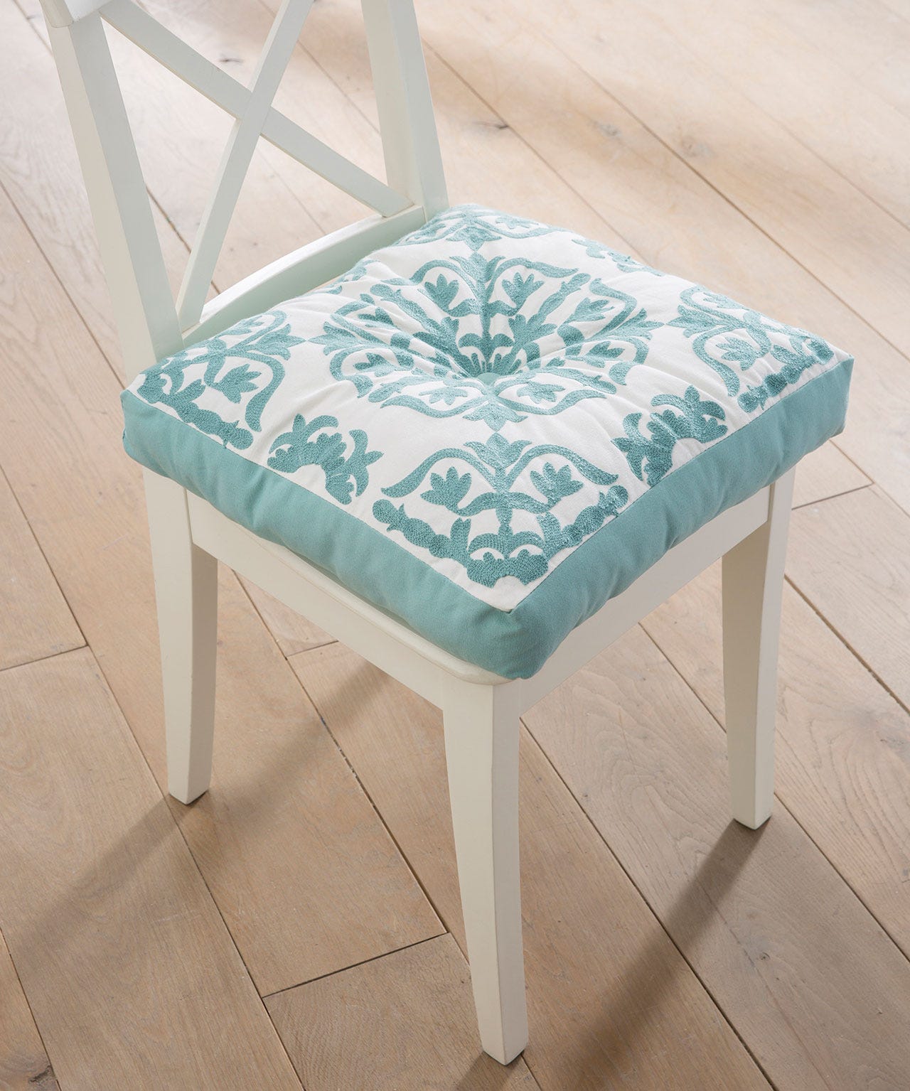 Coussin de sol avec broderies mosaïques