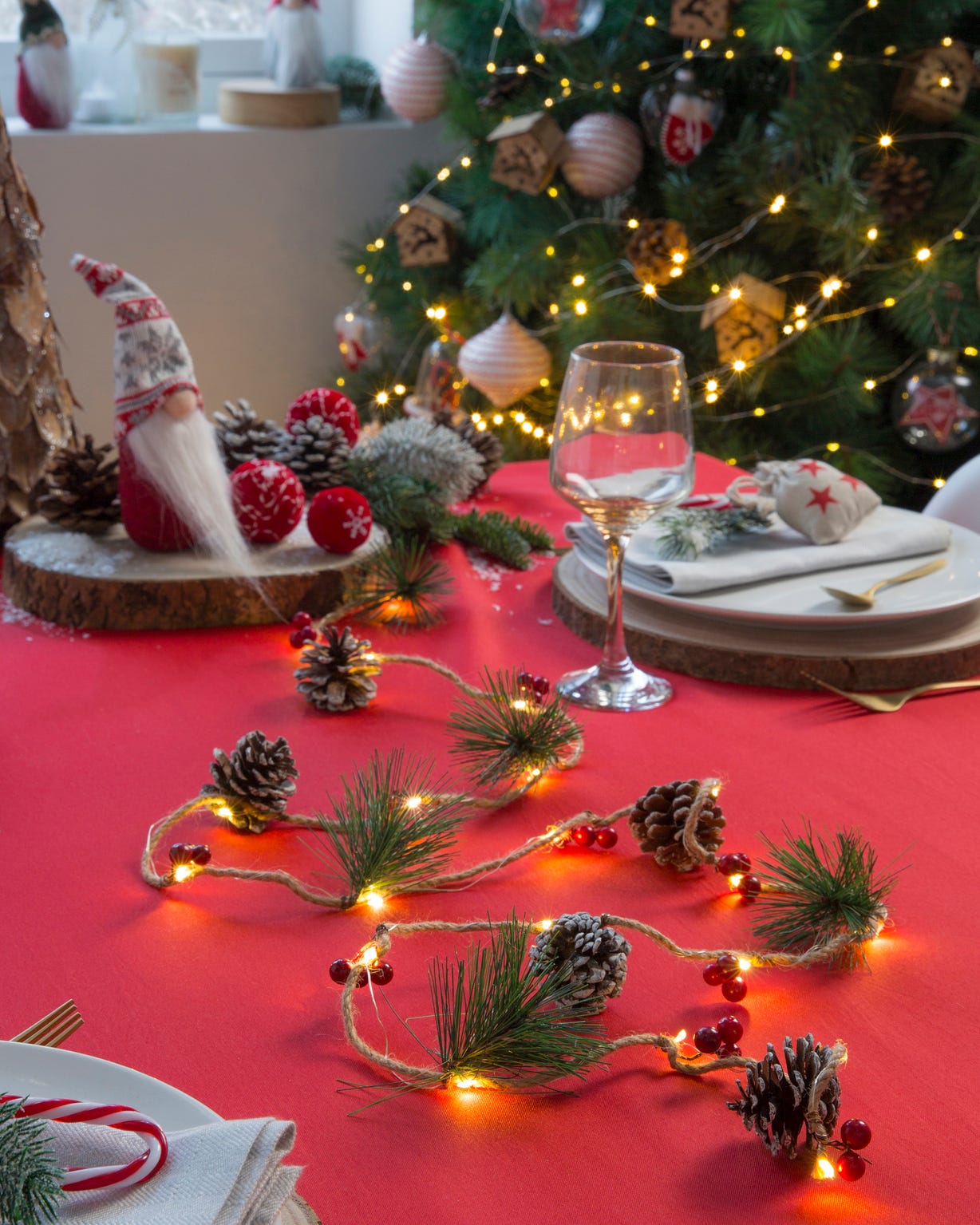 Guirlande lumineuse pommes de pin et houx