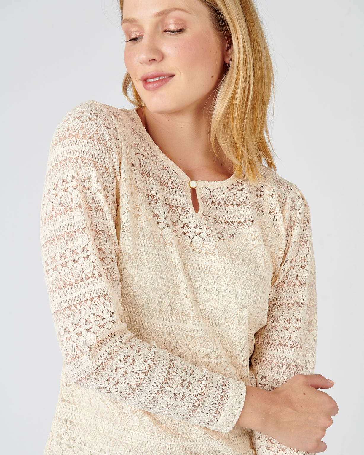 Tee-shirt 2 en 1 en dentelle + caraco