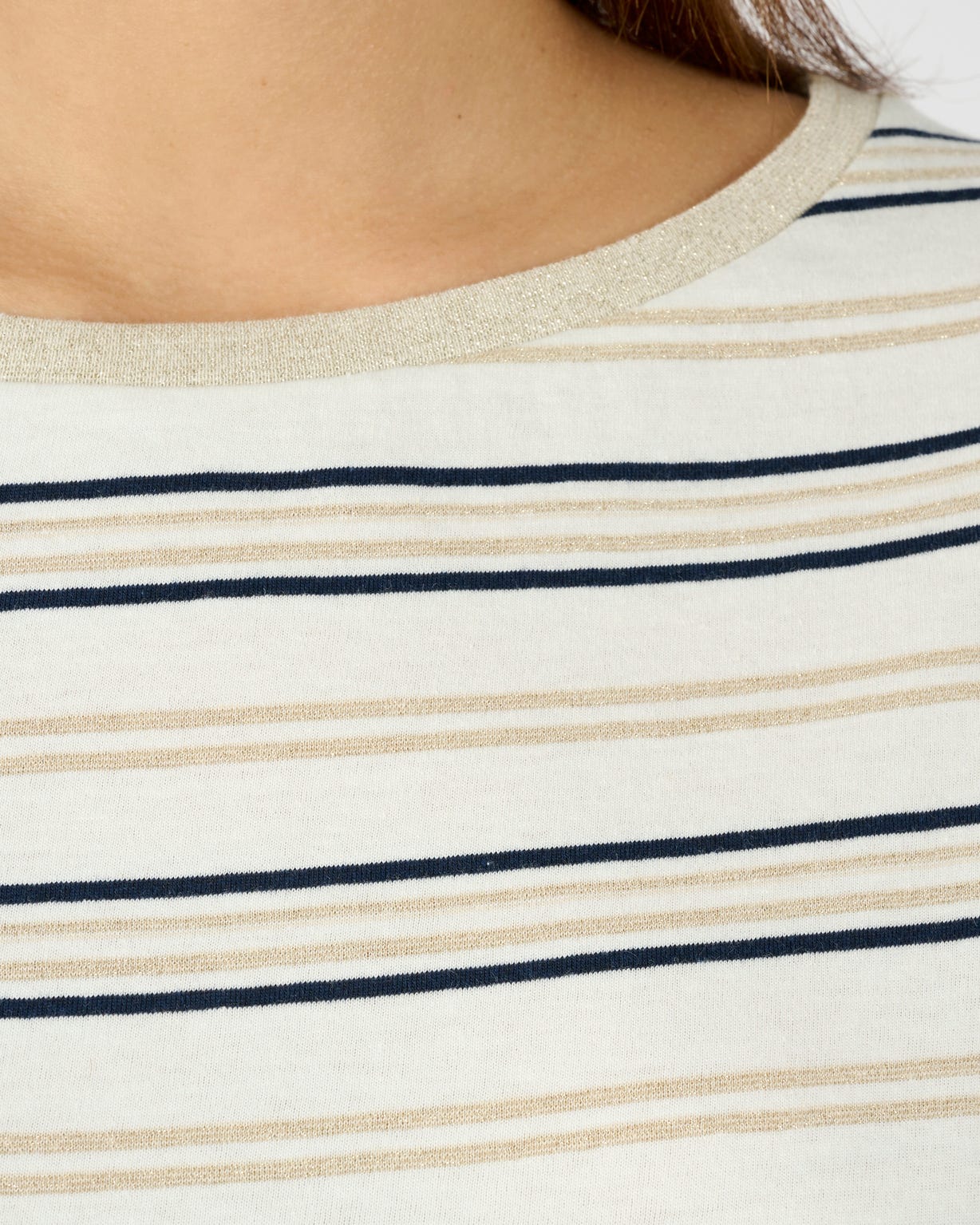 Tee-shirt à rayures brillantes.