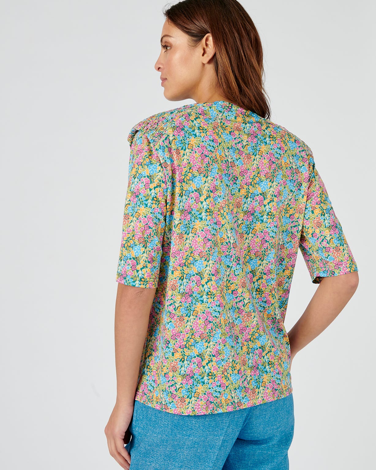 Blouse fluide à épaulettes.