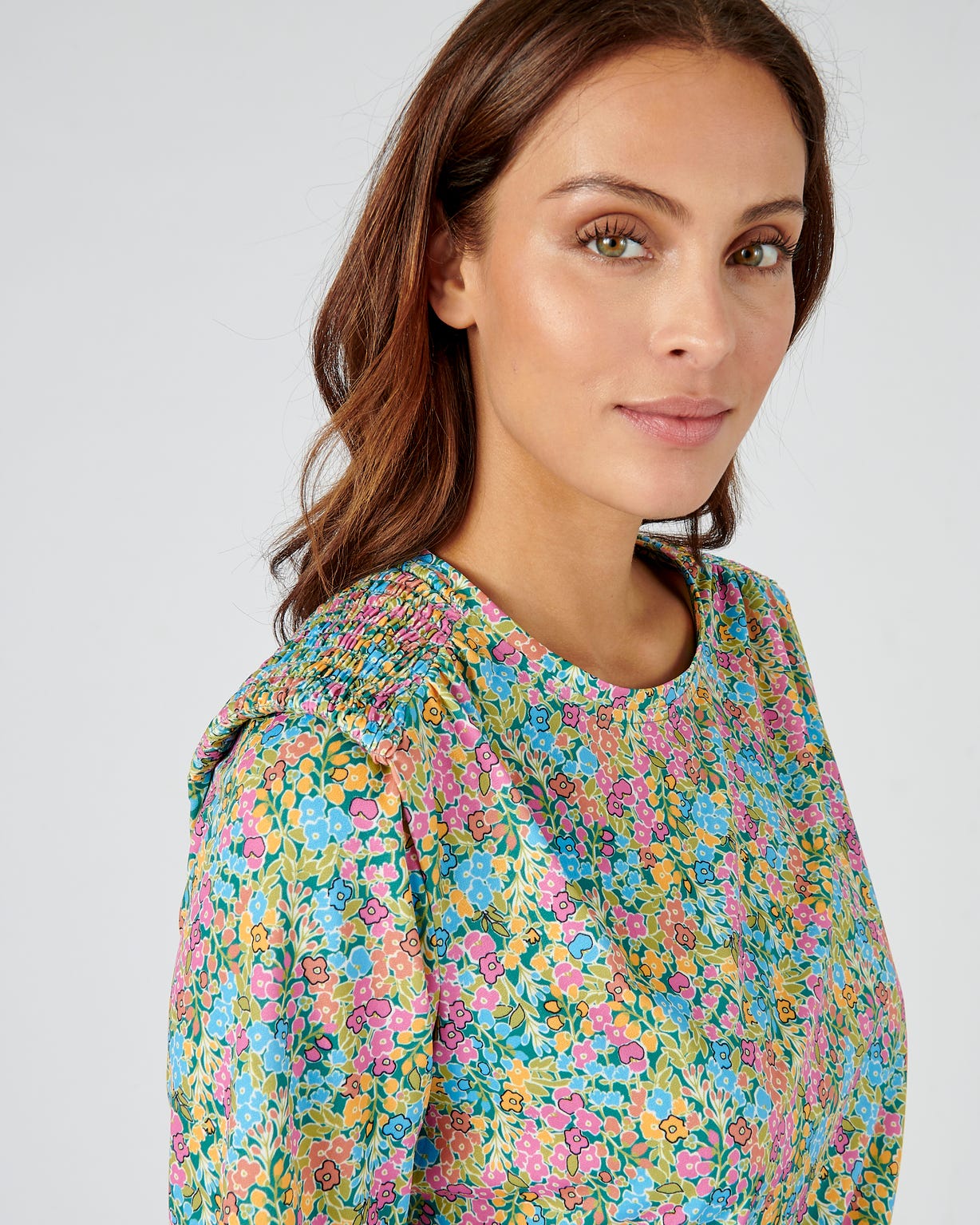 Blouse fluide à épaulettes.