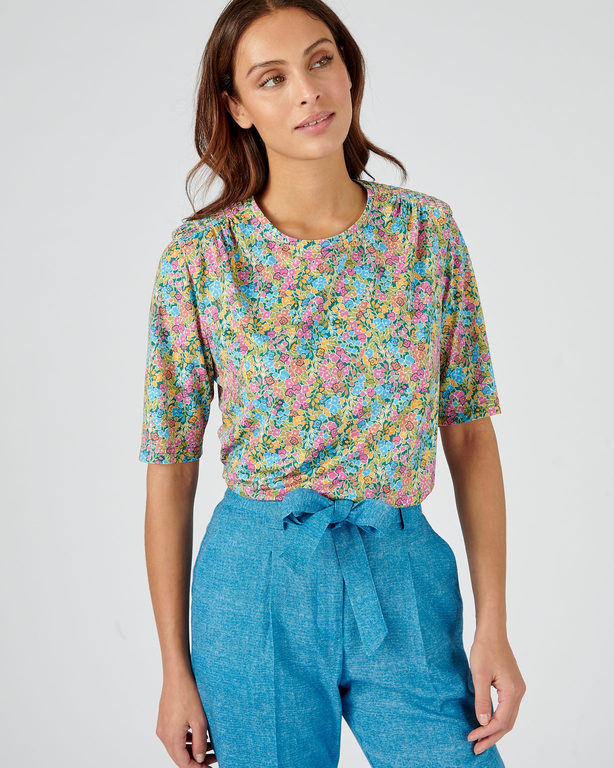 Blouse fluide à épaulettes.