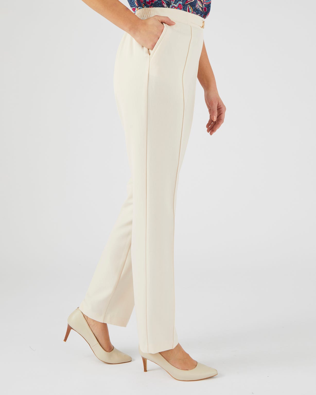 Pantalon enfilable à boucle fantaisie