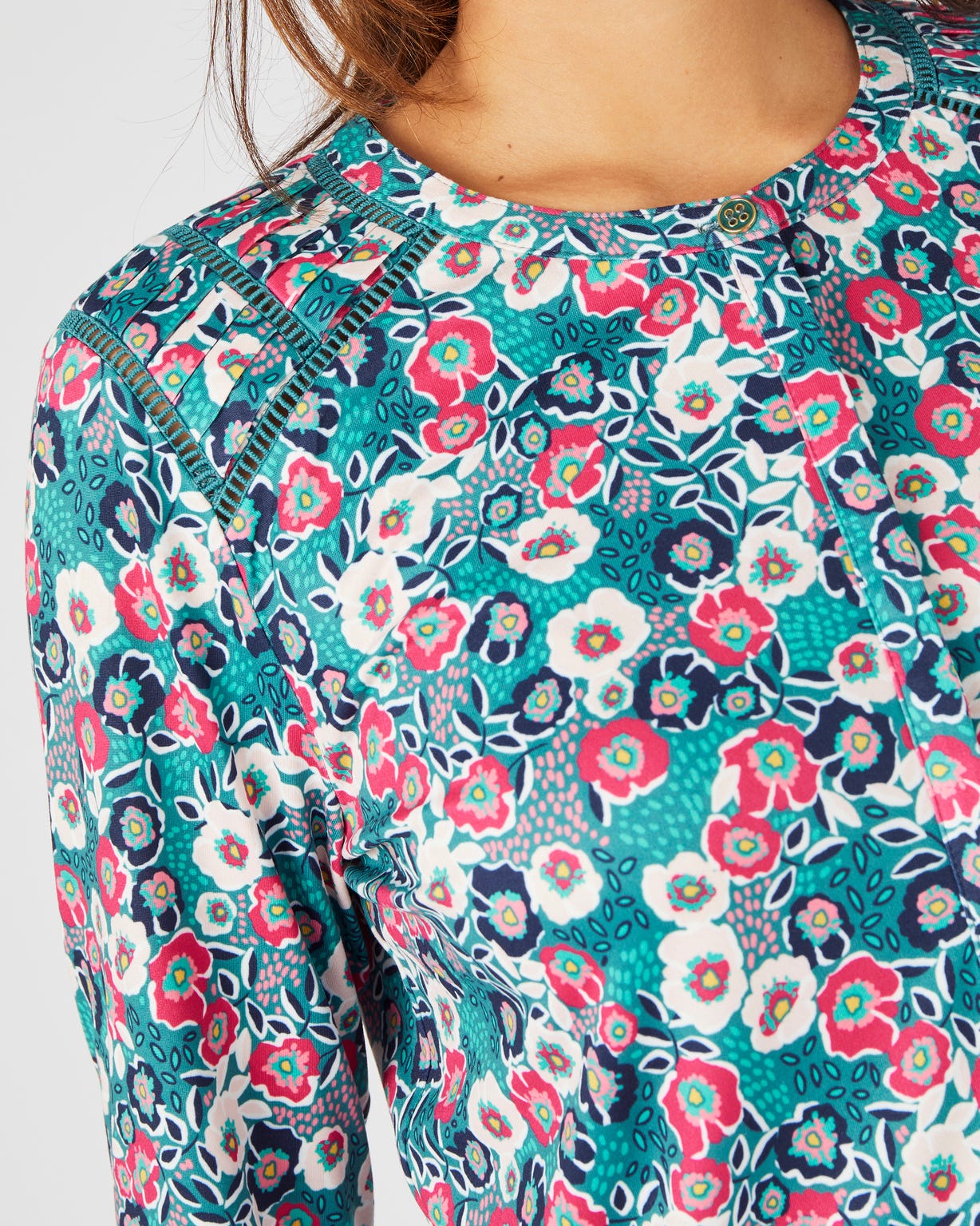 Tee-shirt avec jeux de plis et de jours échelle