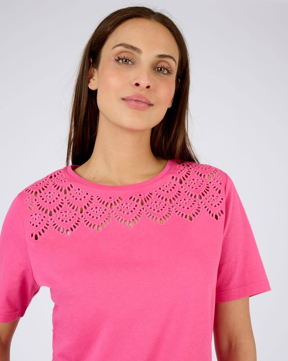 T-shirt broderies ajourées