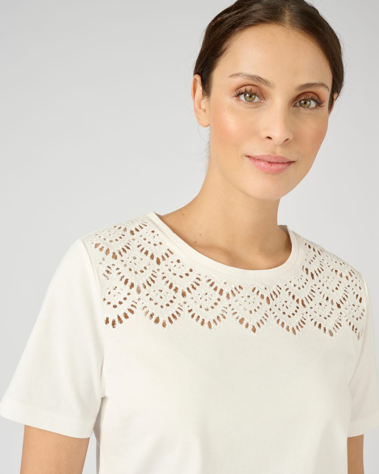 T-shirt broderies ajourées