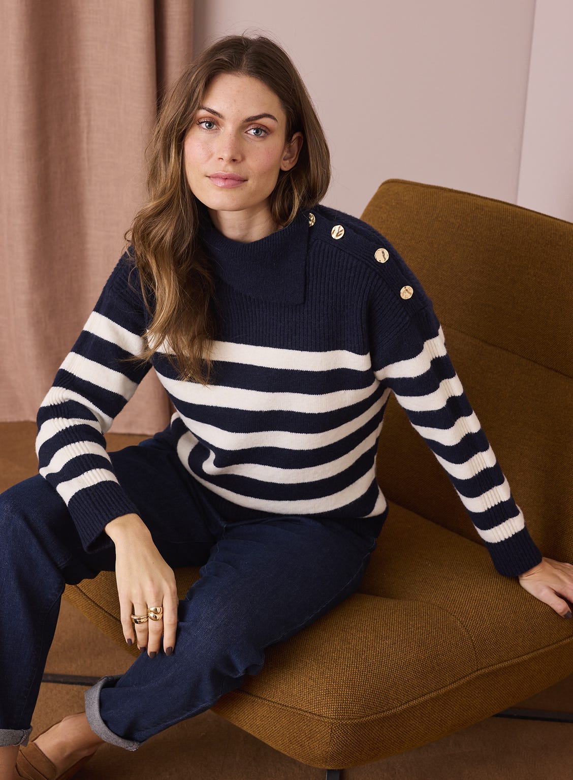 Pull marinière épaule boutonnée.