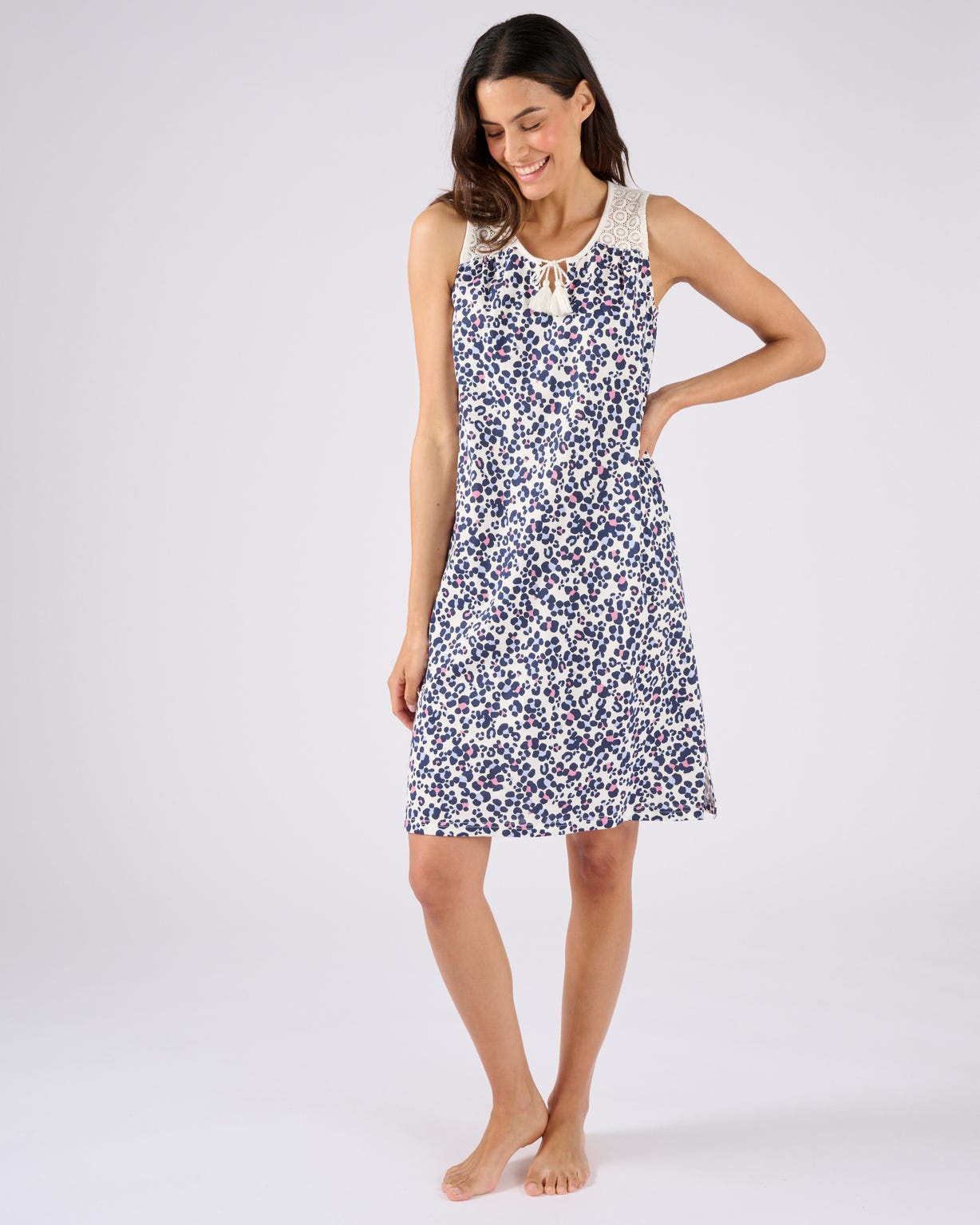 Chemise de nuit en pur coton peigné, détails dentelle