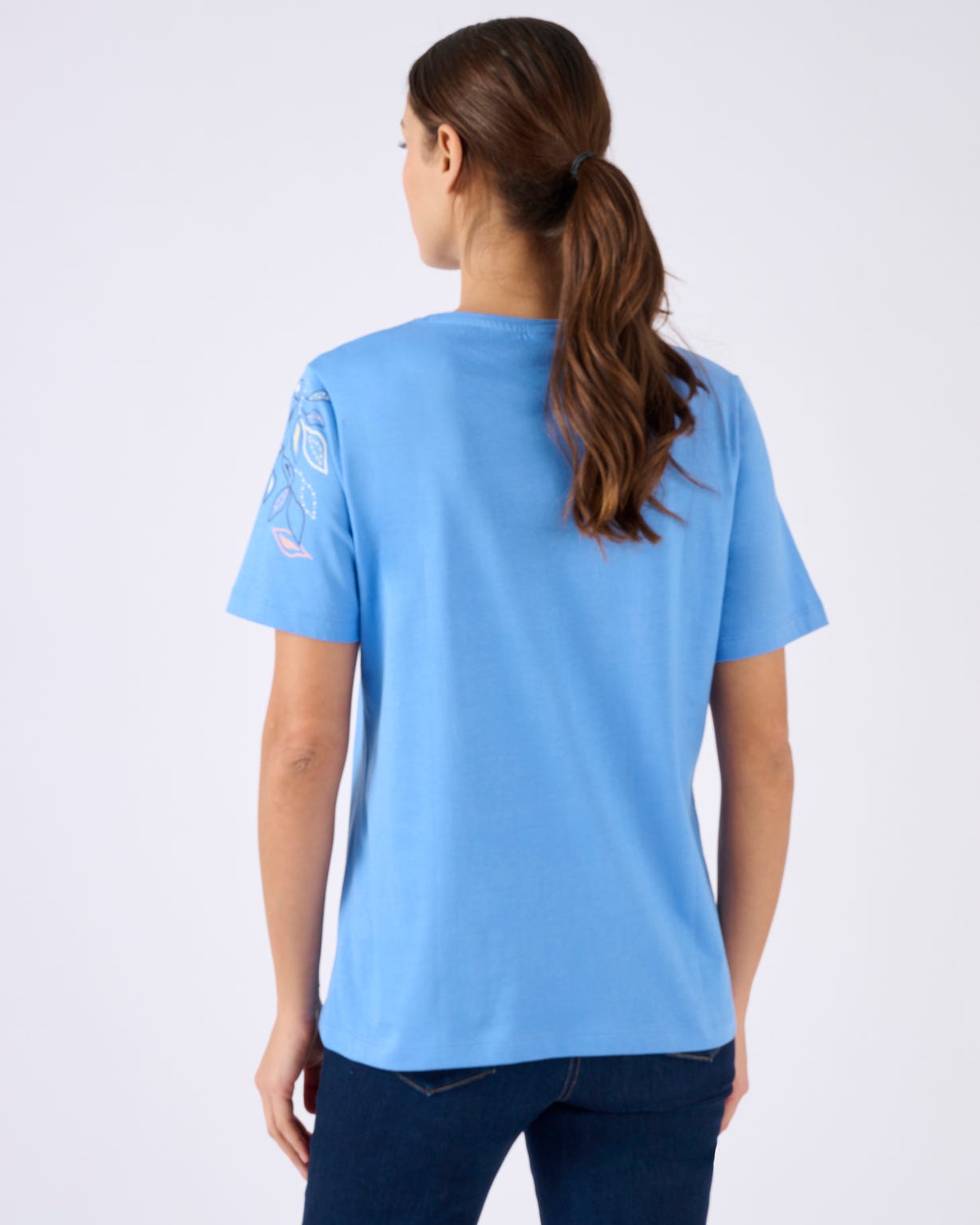 T-shirt motif feuilles placé