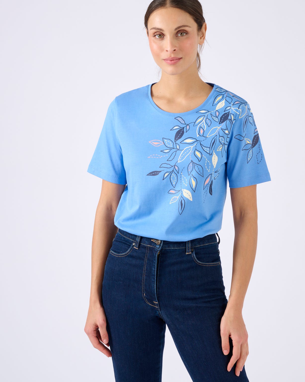 T-shirt motif feuilles placé