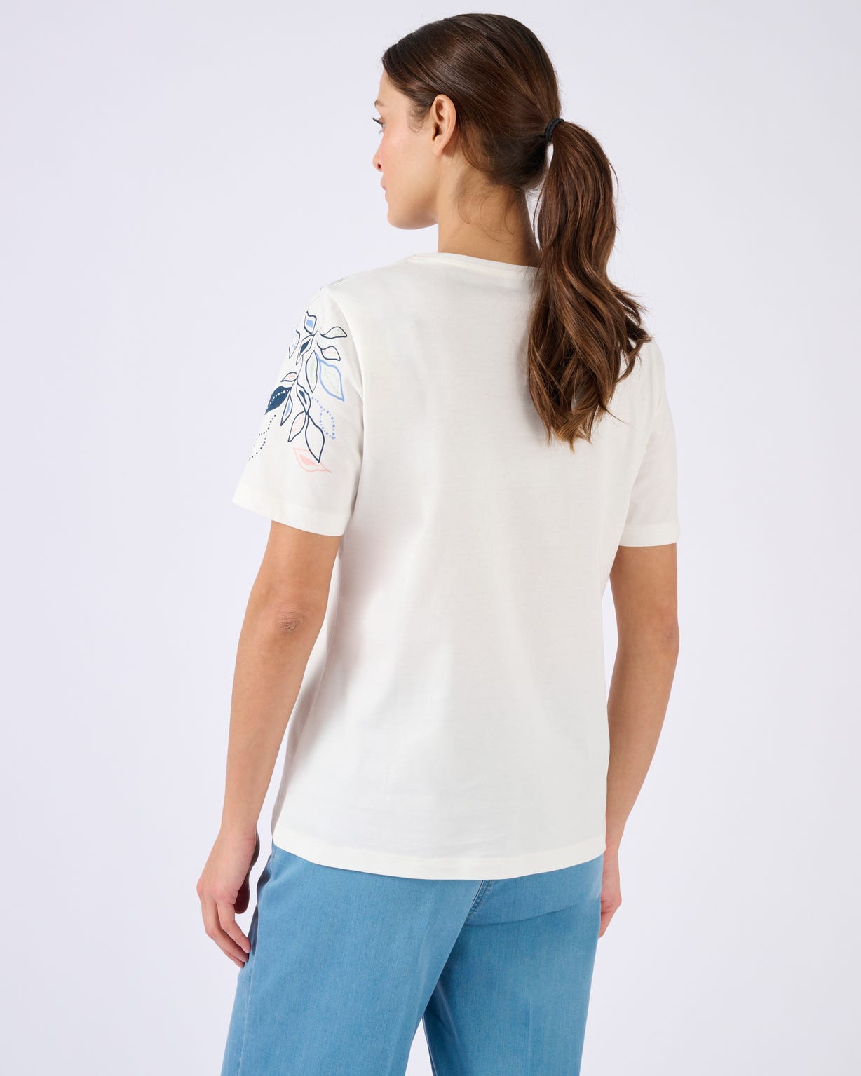 T-shirt motif feuilles placé