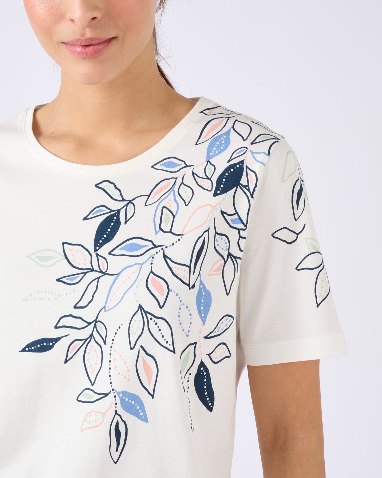 T-shirt motif feuilles placé