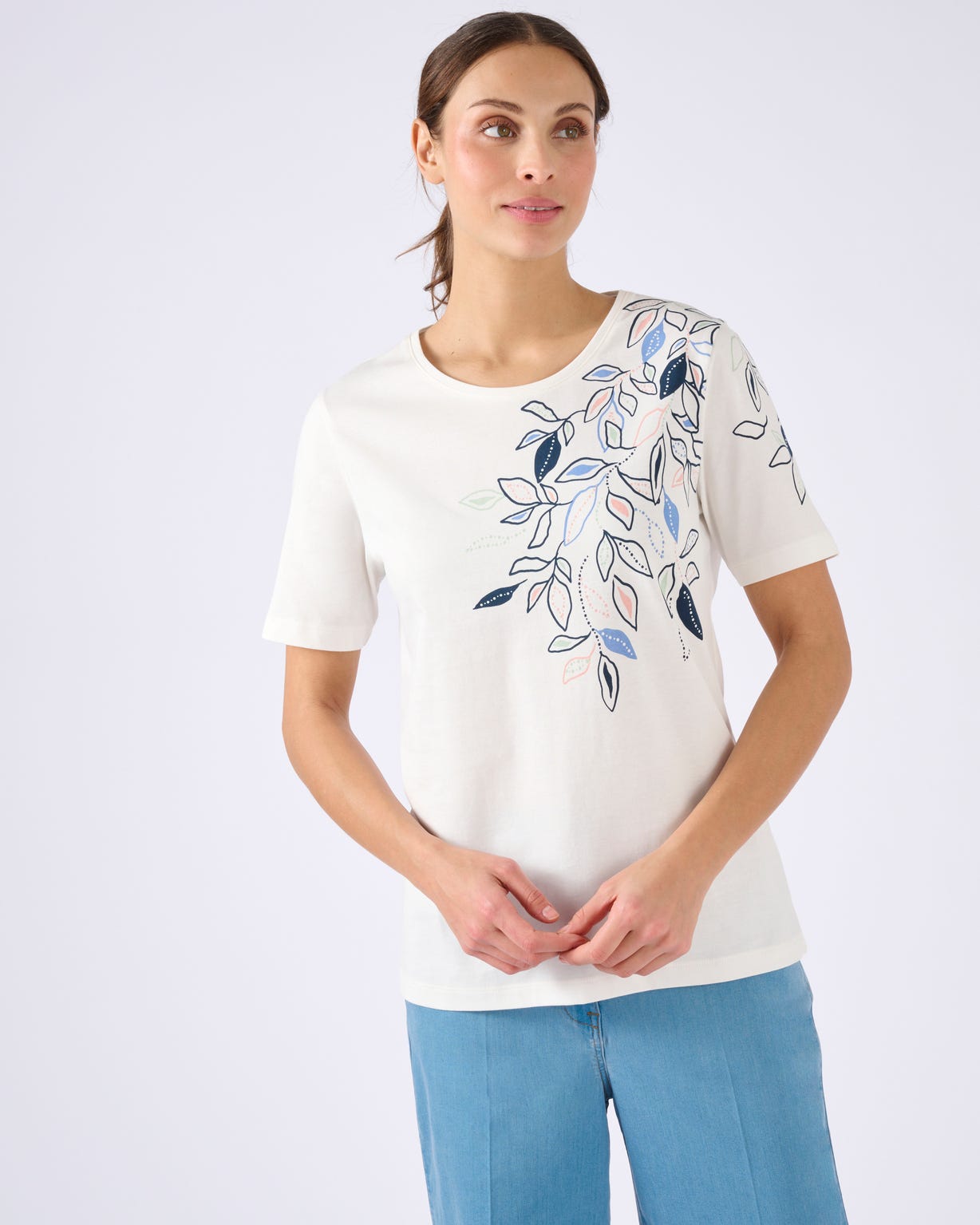 T-shirt motif feuilles placé