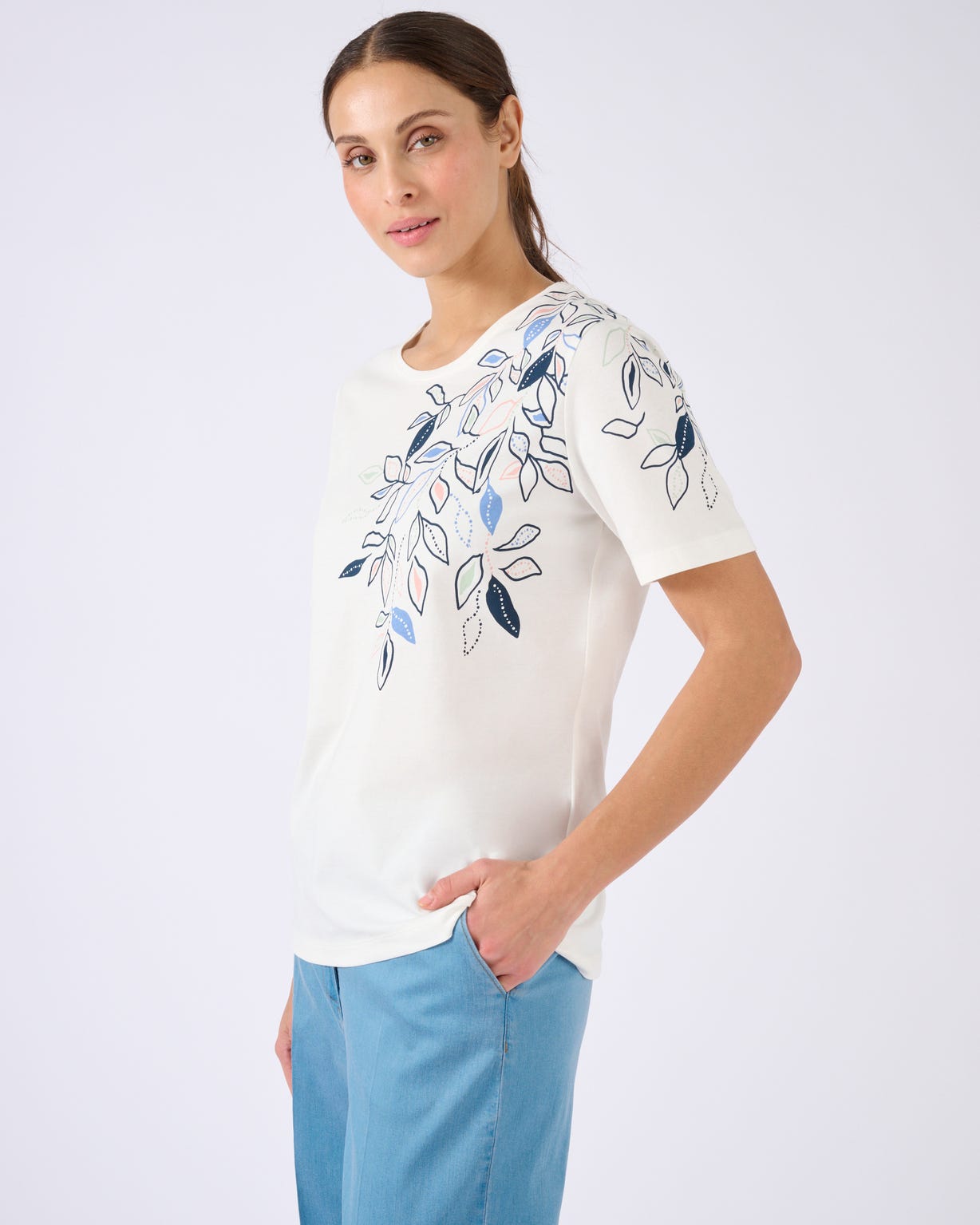 T-shirt motif feuilles placé