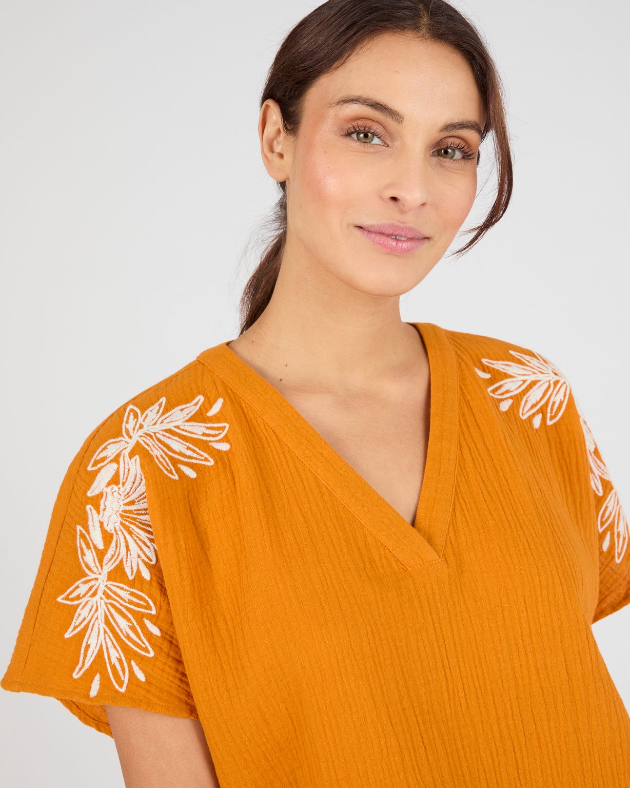 Blouse brodée en double gaze effet crêpé