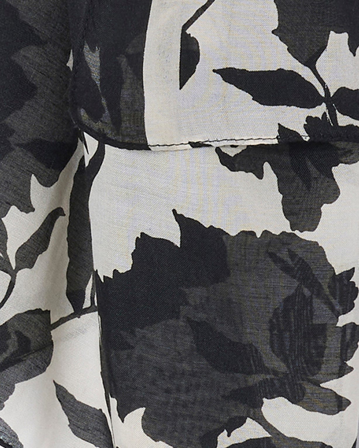 Foulard imprimé végétal contrasté