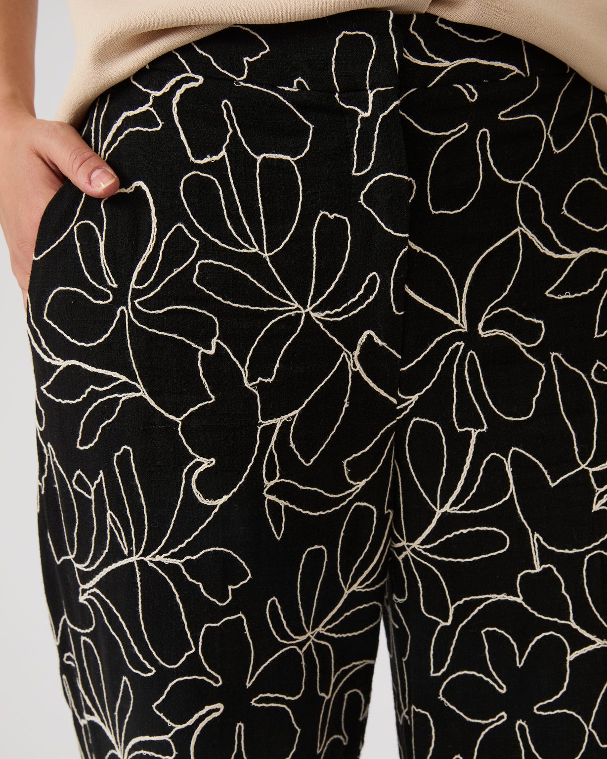 Pantalon crêpe brodé fleuri