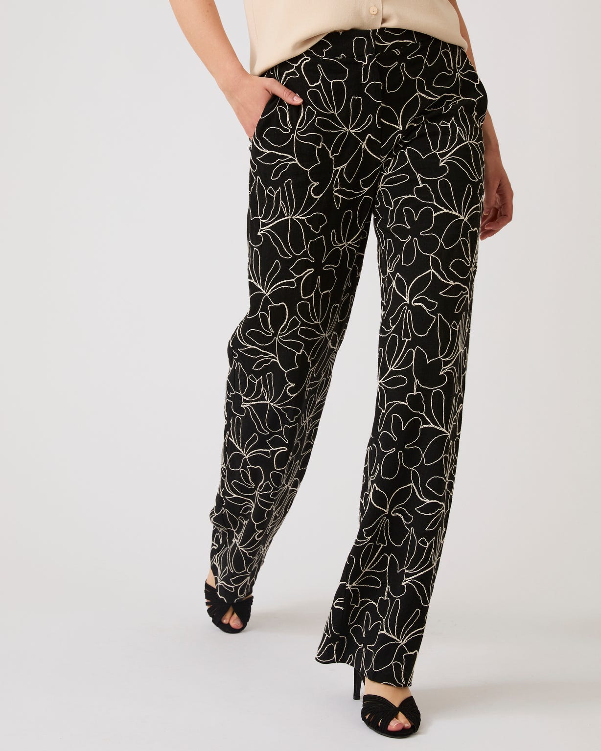 Pantalon crêpe brodé fleuri