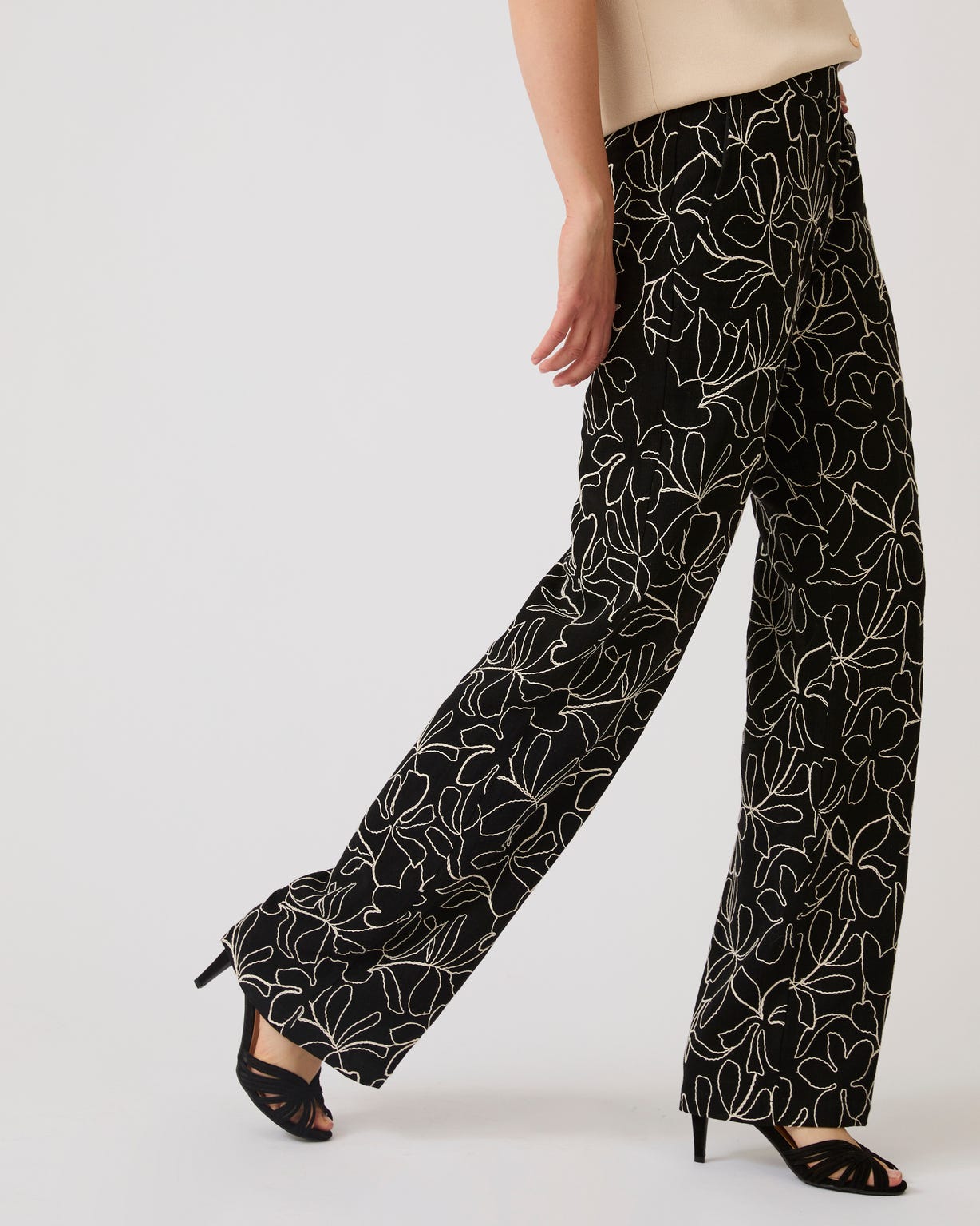 Pantalon crêpe brodé fleuri