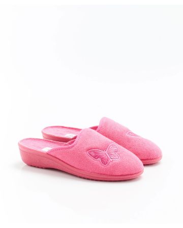 Mules en éponge brodées.