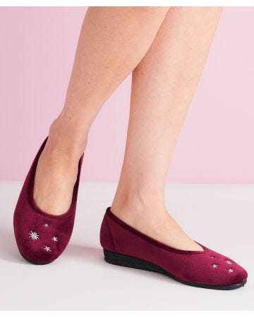 Chaussons brodés, aspect velours
