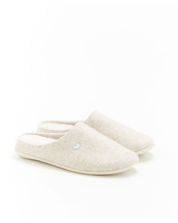 Mules avec coeur brodé