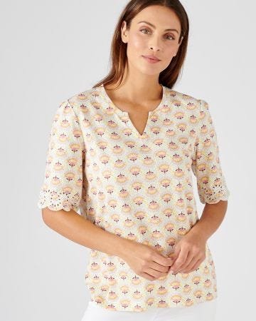 Tee-shirt imprimé détails brodés.