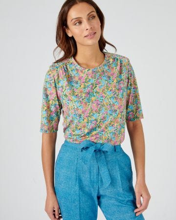 Blouse fluide à épaulettes.