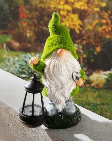 Gnome de jardin avec lanterne solaire