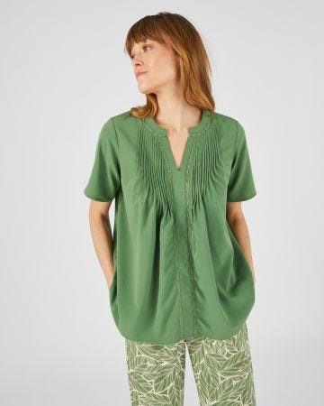 Blouse à plis et macramé