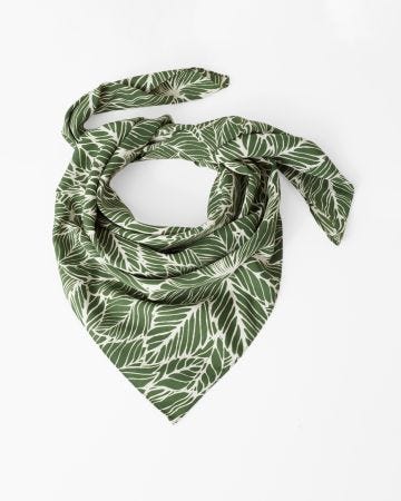 Foulard carré satiné motif exotique