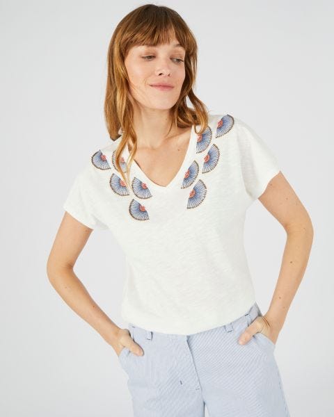 Tee-shirt avec perles fantaisie et broderies.