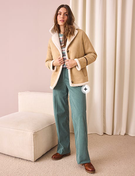 veste effet peau lainée, pantalon large en velours