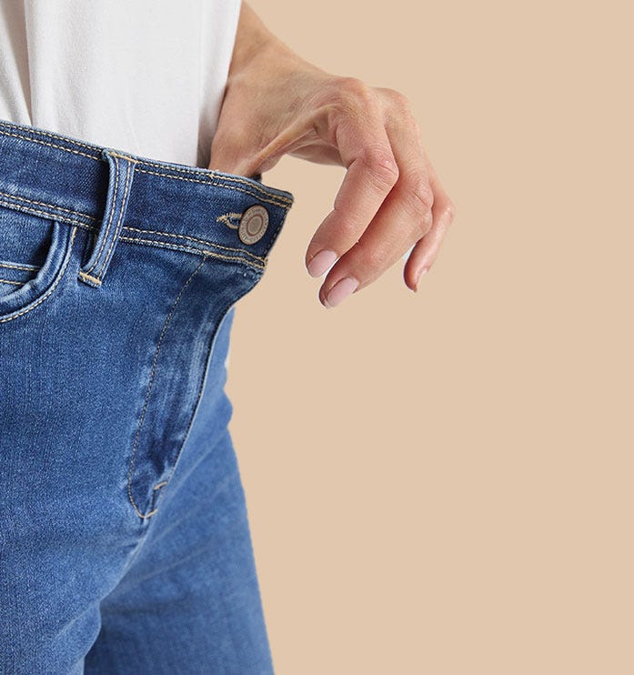 Main tirant sur la ceinture d'un jean Secret Stretch