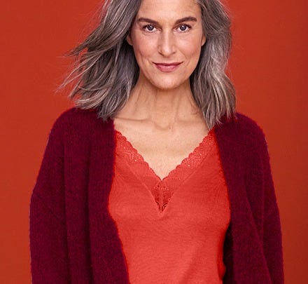 Femme en gilet bordeaux et top orange