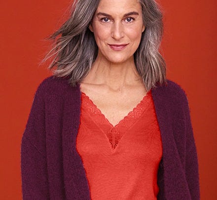Femme en gilet bordeaux et top orange
