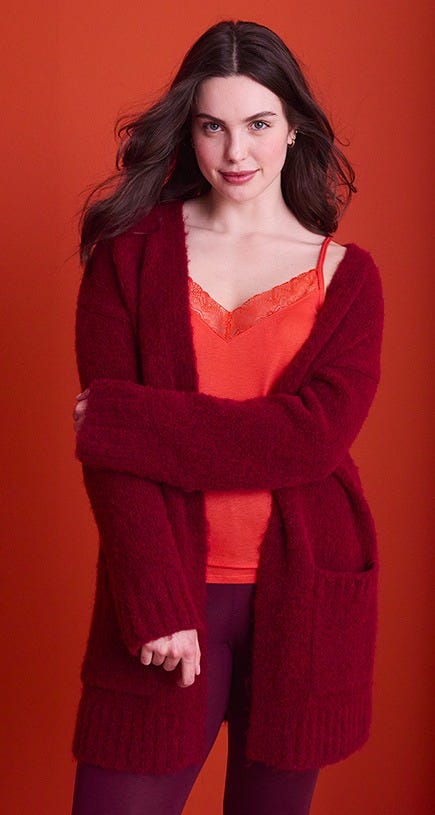 Femme en gilet bordeaux long